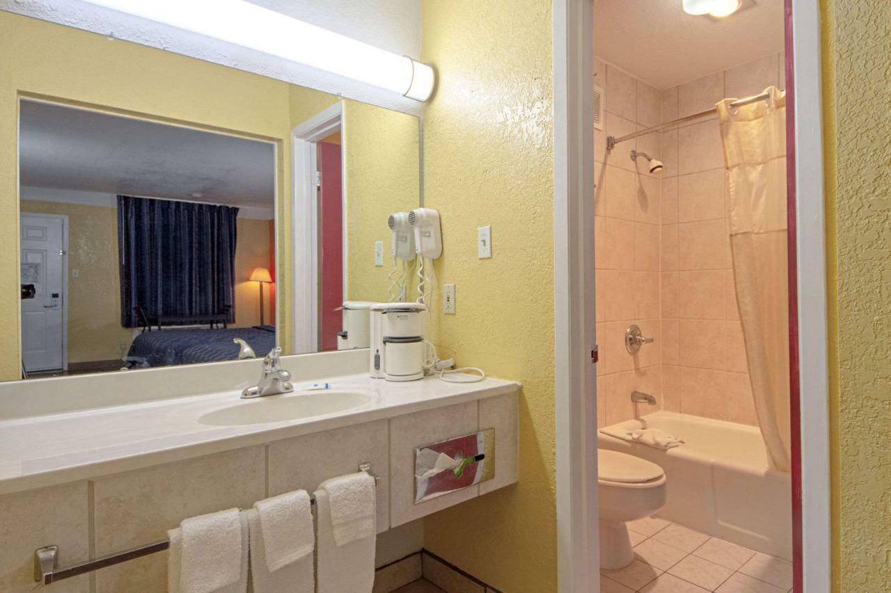 Economy Inn & Suites Denton Ngoại thất bức ảnh